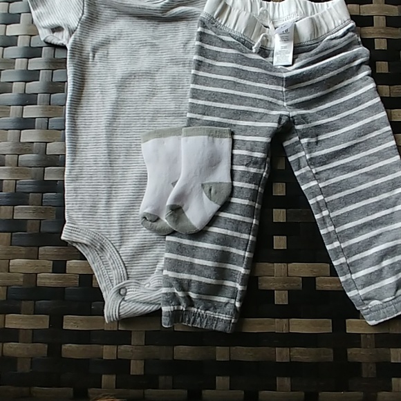 4 piece baby boy bundle Carter's and Children's pl - Picture 6 of 6